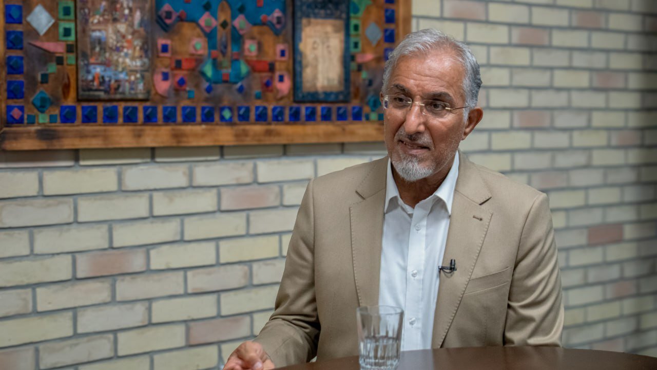 برندگان و بازندگان تورم چه کسانی هستند؟ / راغفر: حتی اگر دلار به ۲۰۰ هزار تومان برسد، برندگان تورم در ایران از آن استقبال میکنند