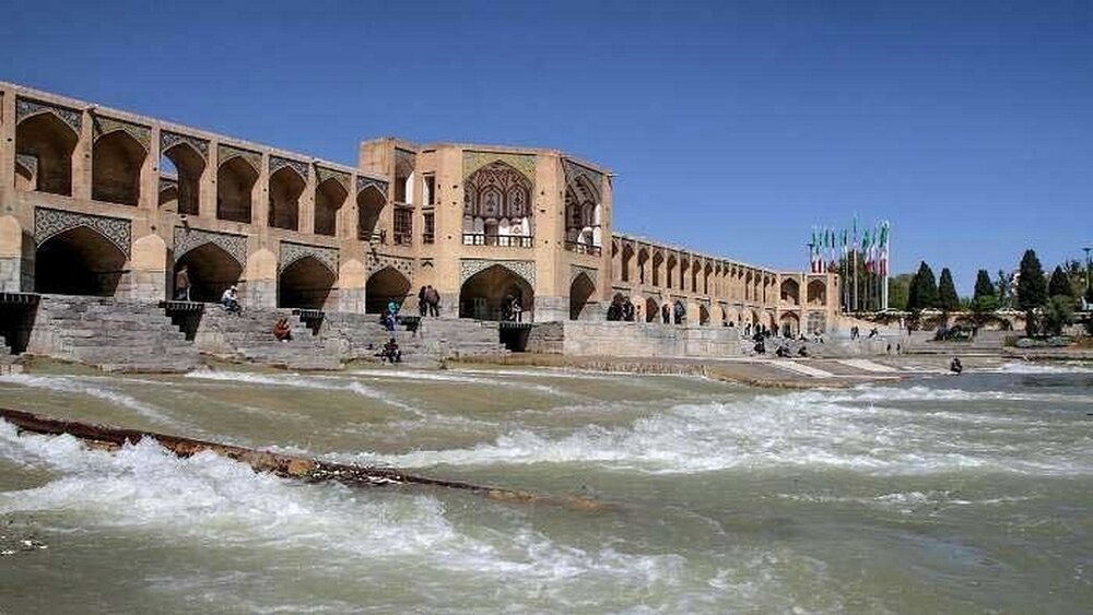 شادی جالب اصفهانی ها از جاری شدن آب در زاینده رود + ویدئو