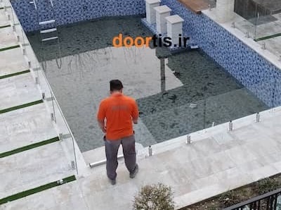 نرده شیشه ای دور استخر