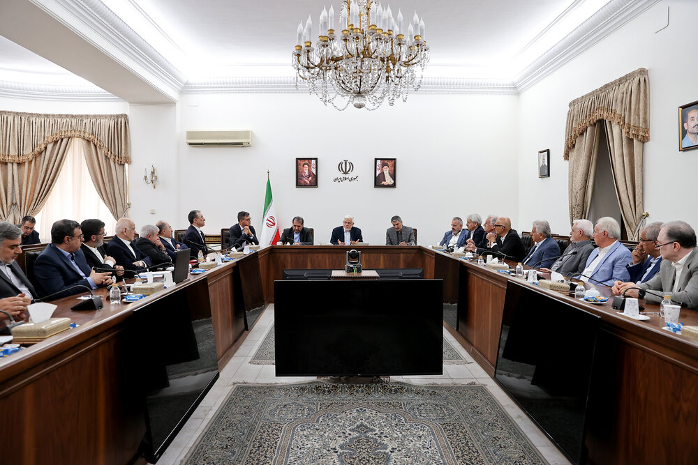 عارف: داوطلب تحریم نیستیم ولی در مقابل تحریمهای ظالمانه میایستیم