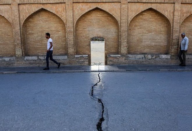 تَرَکهای ناشی از فرونشست سالانه ۱۵ تا ۱۸ سانتیمتری روی ستونهای سیوسه پل؛ آغاز مهاجرت از اصفهان بهدلیل مشکلات محیط زیستی/ برخی مدارس تخلیه شدند