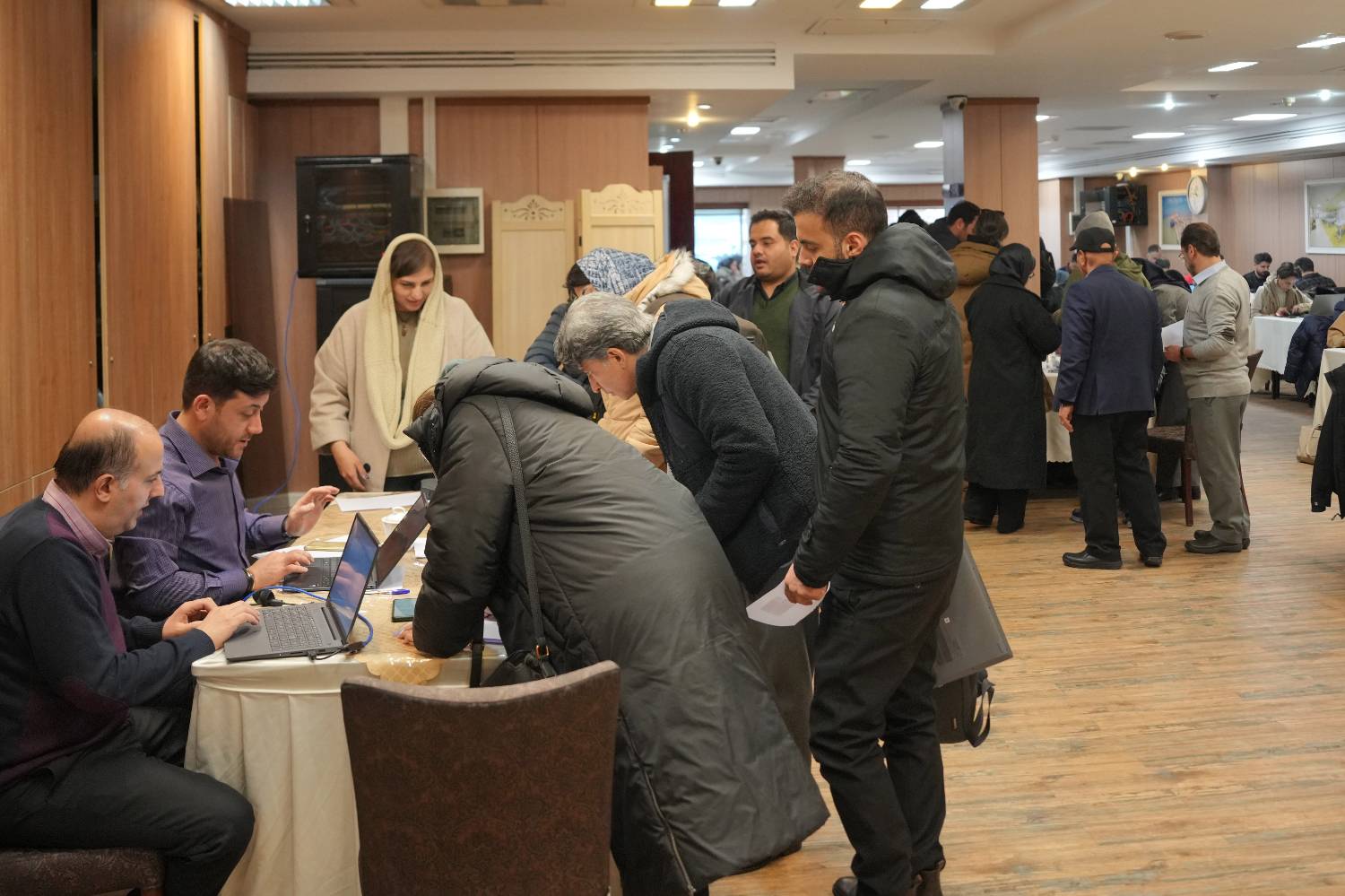 گزارش میدانی زومیت از ماجرای اینترنت بازرگانان؛ یک کافینت مشکلگشا با تعهدات سنگین