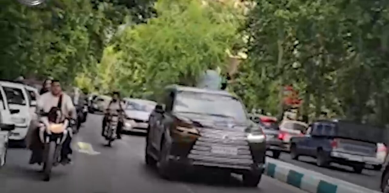 هشدار افقه درباره شکست گریزناپذیر «شوکدرمانی» احتمالی/ انتقاد از «رژه اشرافیت» / همزمان با کمبود ارزی، لگسوسهای وارداتی را ۱۱۰ میلیارد تومان فروختند