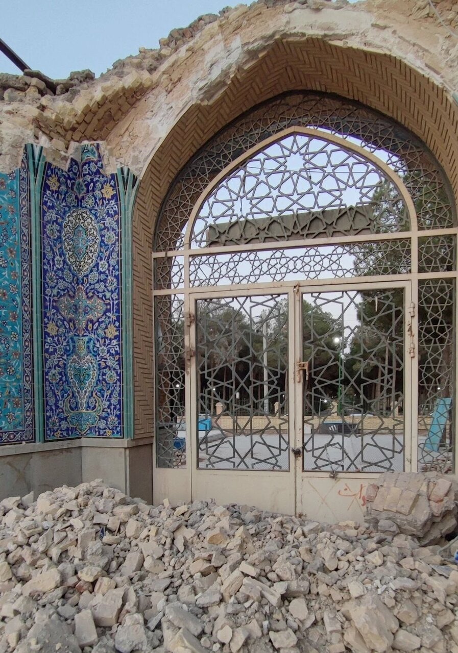 ماجرای تخریب سردر امامزاده محمد نوش آباد / میراث فرهنگی ادامه عملیات را متوقف کرد/عکس