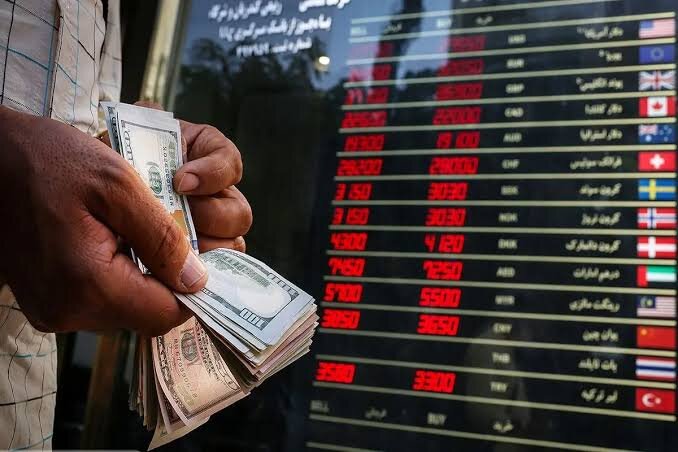 انتقاد از سیاستهای سردرگم بانک مرکزی در مهار قیمت ارز/ با خبرسای نمی توان بازار را کنترل کرد
