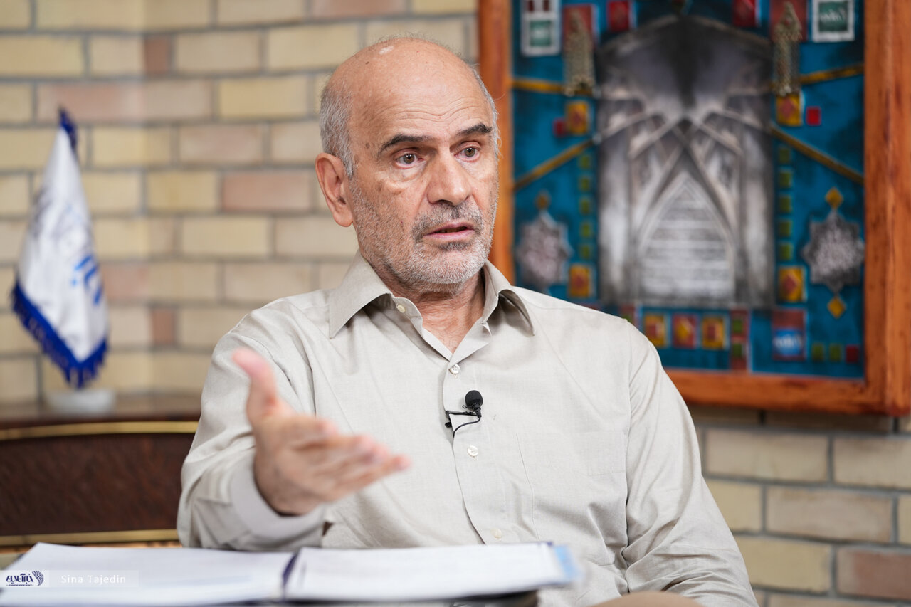 فرشاد مومنی: سهم مصرف نهایی خانوارها از اقتصاد کشور کاهش یافته است